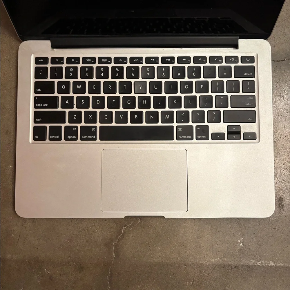 Apple MacBook Pro (13”) w/ charger & case